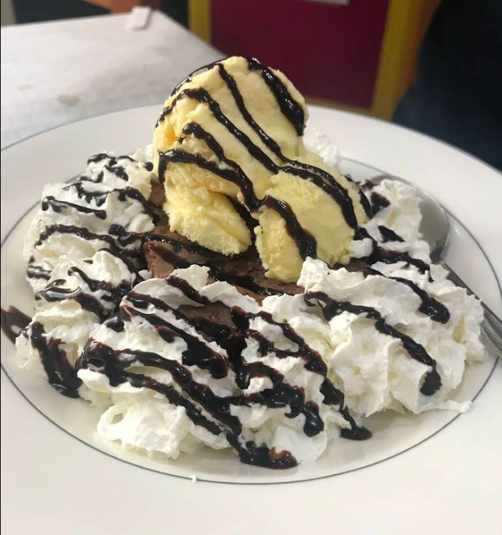 Brownie con helado de vainilla Brownie con helado de vainilla
