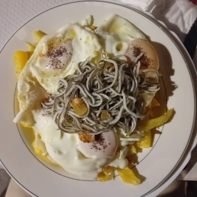 Huevos con gulas Huevos con gulas